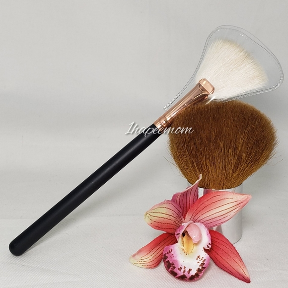 Morphe Brush R12 Delux High Light Fan Makeup Tools - Picture 5 of 9